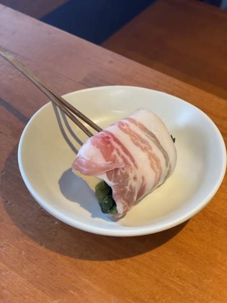 つるむらさきとチェダーチーズの肉巻き